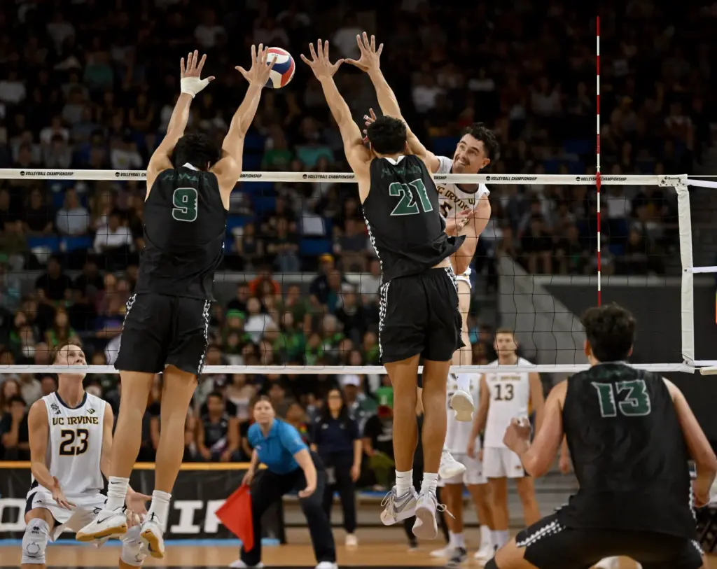 UC Irvineâs William D’Arcy (5) spikes the ball as Hawaiiâs...