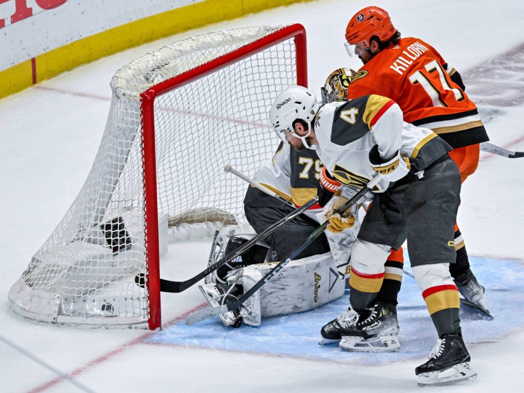 The Ducksâ Alex Killorn (17) shoots and scores during the...