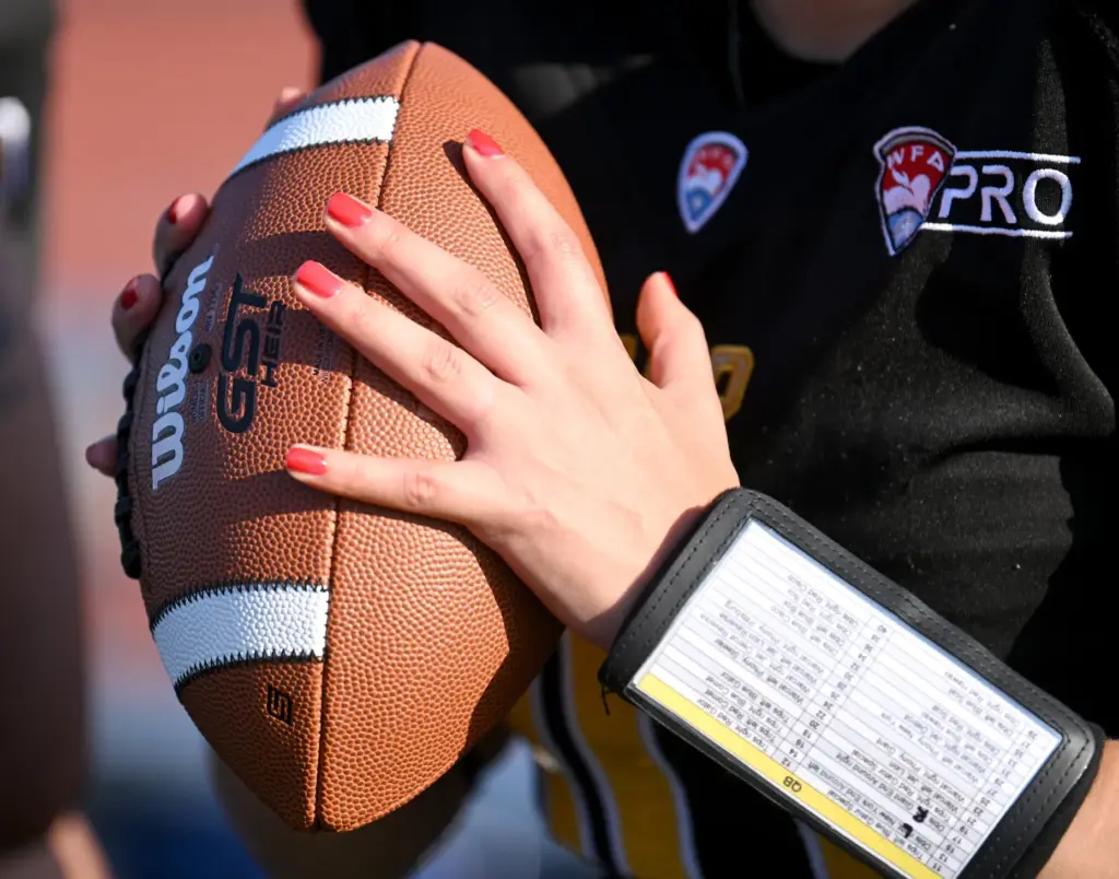 Cali War quarterback Tania Yareli Guzman warms up before a...