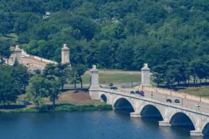 Senator urges FAA to reject any pressure from Trump to approve triumphal arch over aviation safety