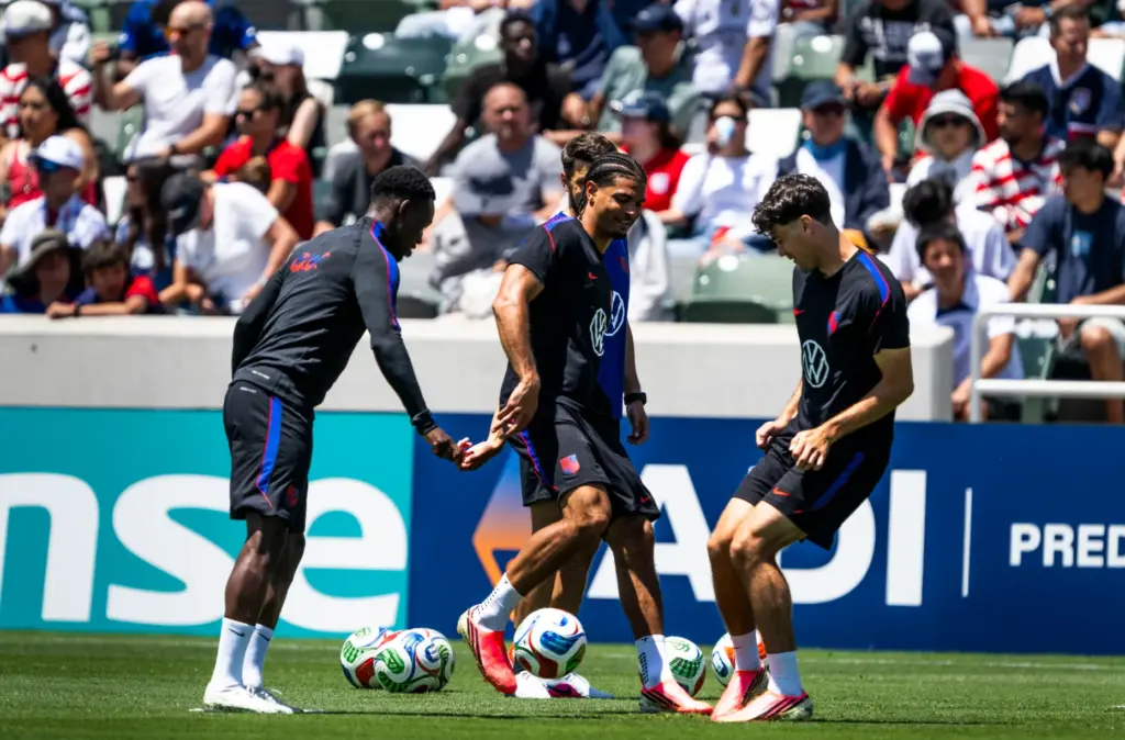 U.S. Menâs National Team player Miles Robinson, center, runs drills...