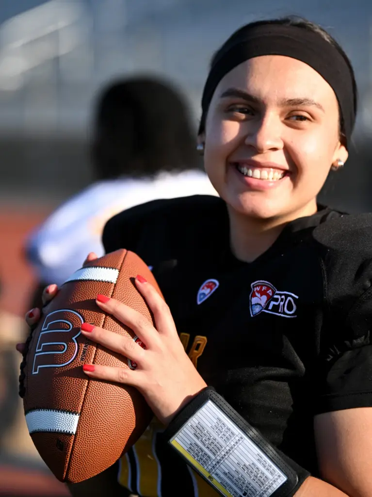 Cali War quarterback Tania Yareli Guzman warms up before a...