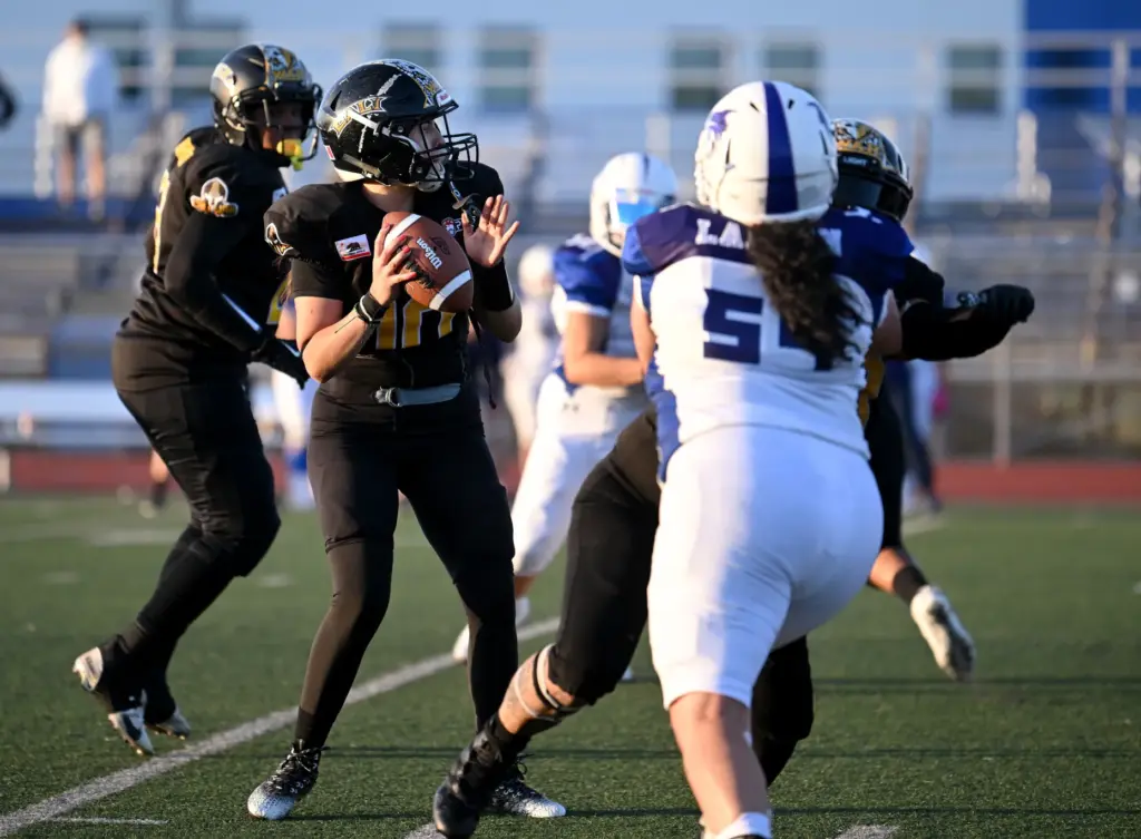 Cali War quarterback Tania Yareli Guzman looks to pass against...
