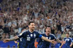 Lionel Messi scores again as Argentina sweeps group stage
