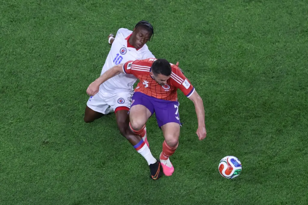 Haiti’s Jean-Ricner Bellegarde (10) battles for the ball with Scotland’s...