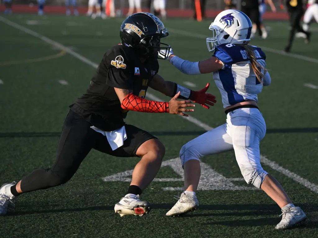 Cali War defensive back Sonfre Roberson, left, defends against the...