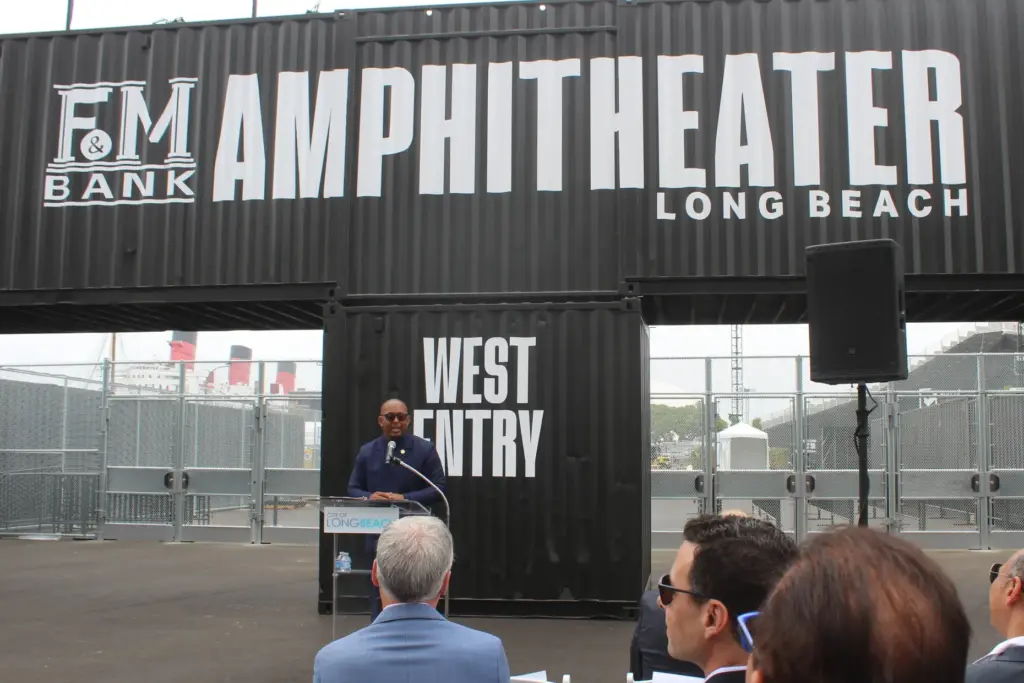Mayor Rex Richardson at the ribbon-cutting ceremony for the new...