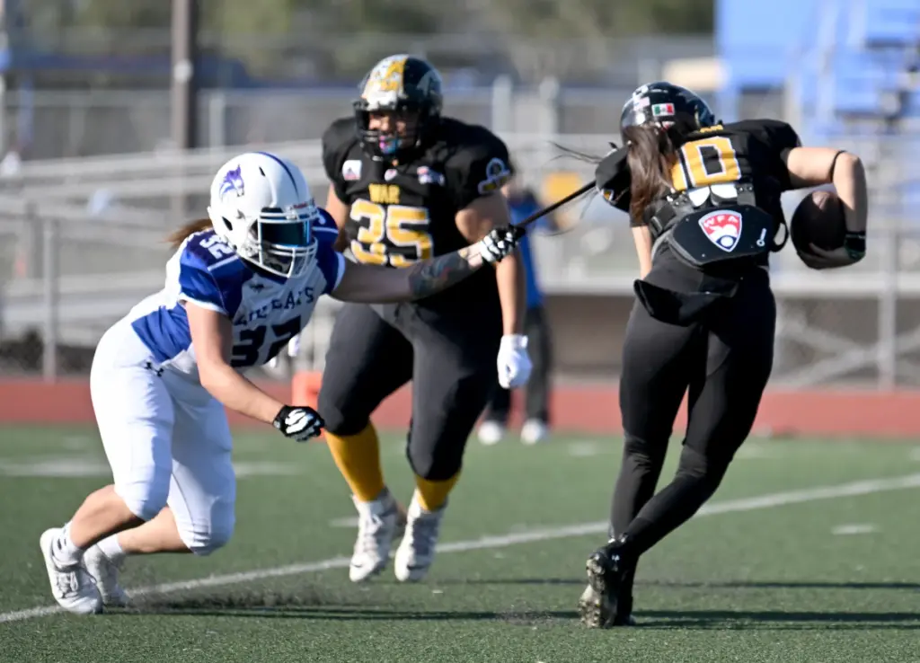 Cali War quarterback Tania Yareli Guzman is under pressure against...