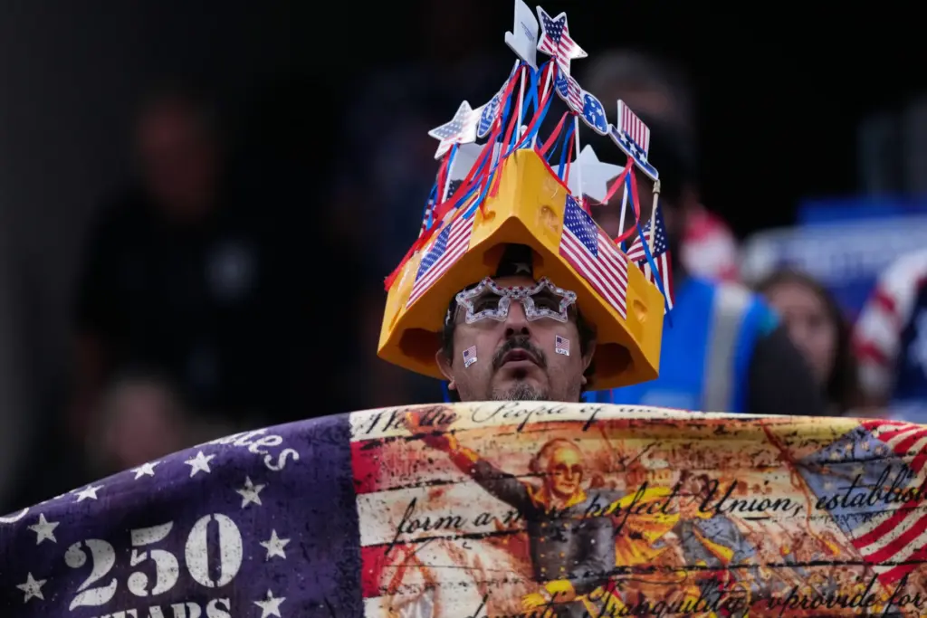 A fan of the United States waits for the start...