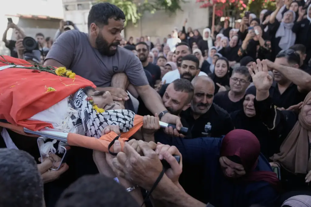 Mourners take the last look at the body of Palestinian Imad Haroun Ishtayeh.
