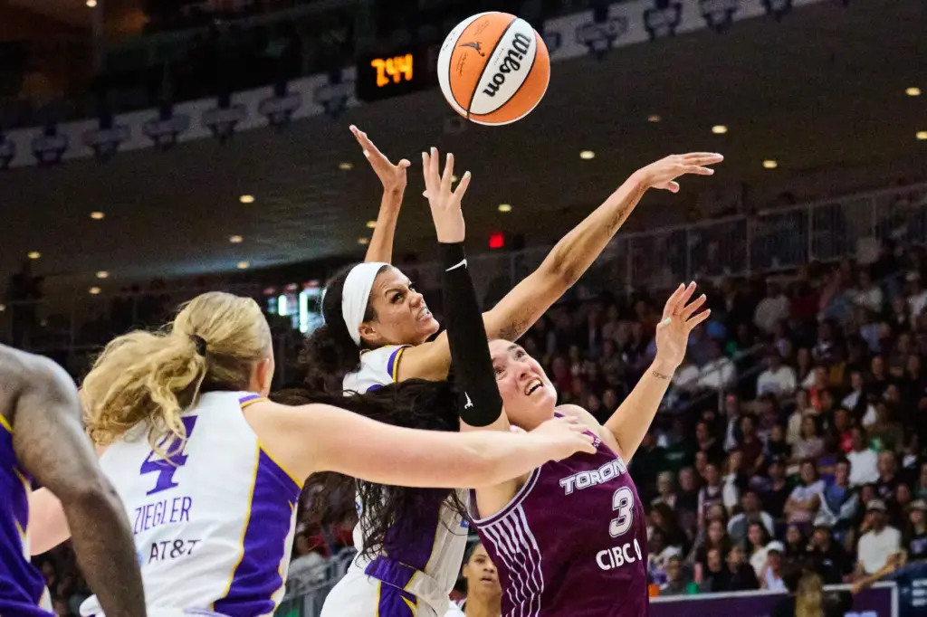 The Toronto Tempo’s Marina Mabrey (3) and the Sparks’ Rae...