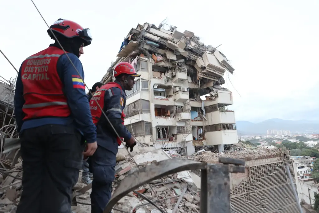 Personal de rescate buscan entre los escombros tras el sismo...
