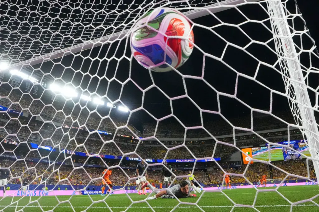 Ecuador goalkeeper Hernan Galindez (1) looks around as Ivory Coast’s...