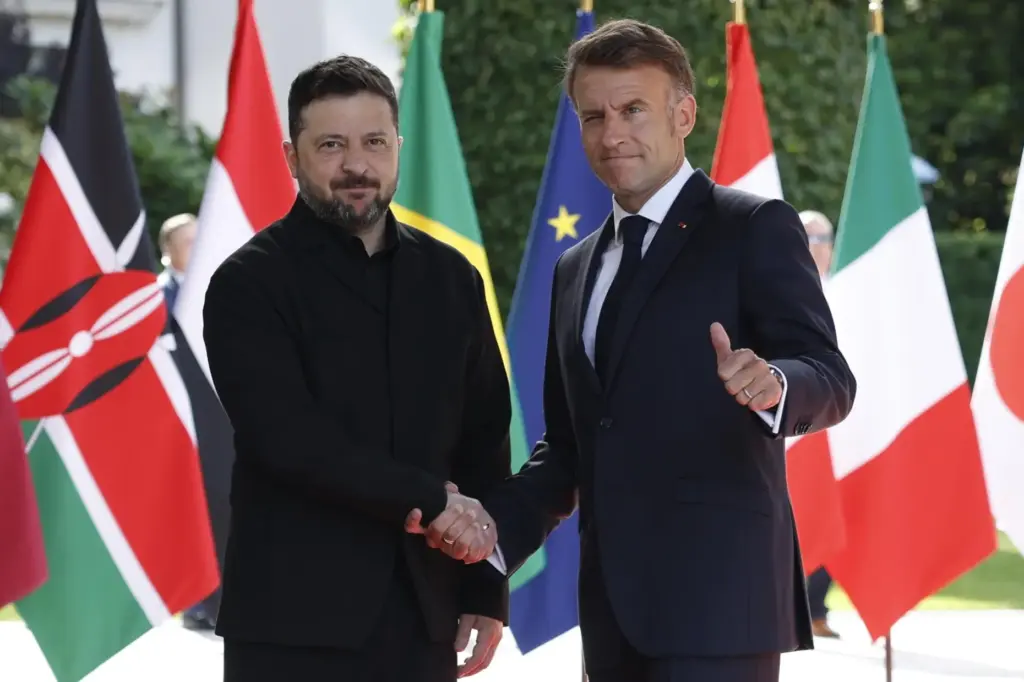 French President Emmanuel Macron welcomes Ukrainian President Volodymyr Zelenskyy.