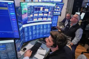 US stocks rise and oil prices hold steady, even as worries and rates rise due to the Iran war