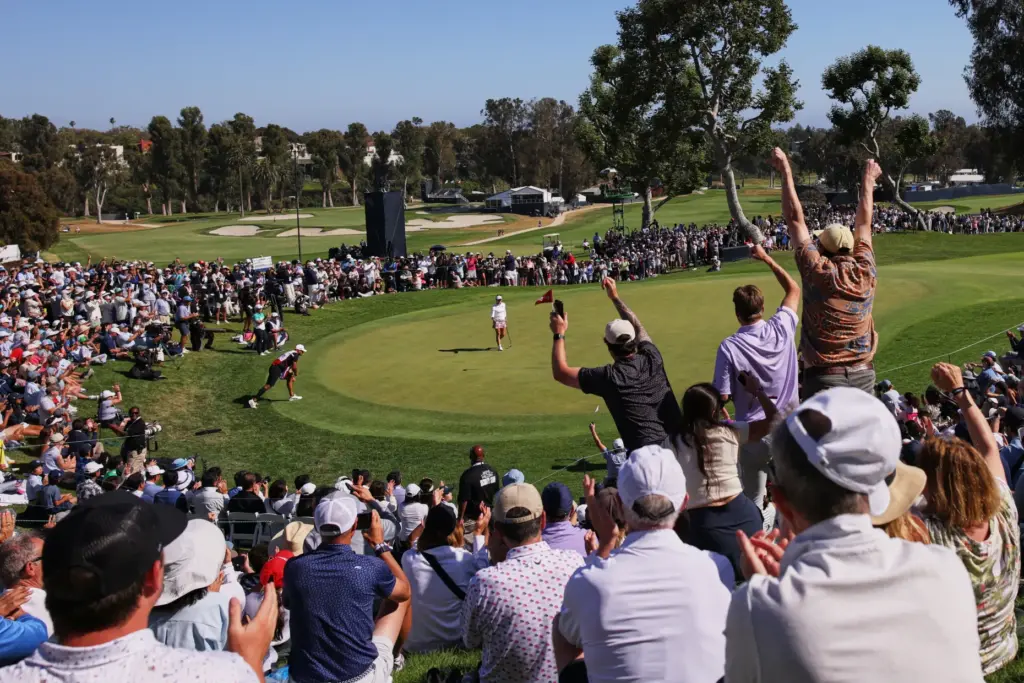 Fans react as Gaby Lopez, of Mexico, makes her putt...