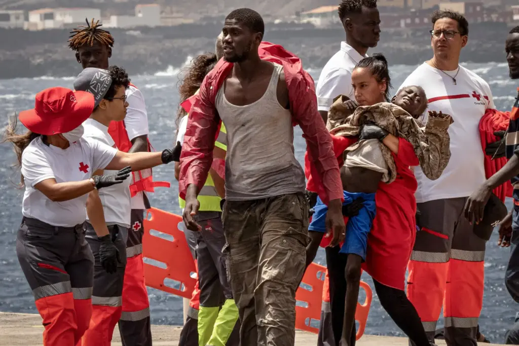 Migrants disembark at the port of 