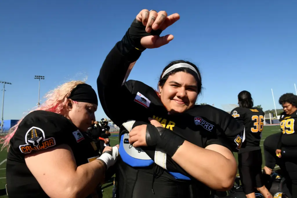 Cali War’s GiGi Cortez, left, helps fellow offensive lineman Graceelaine...