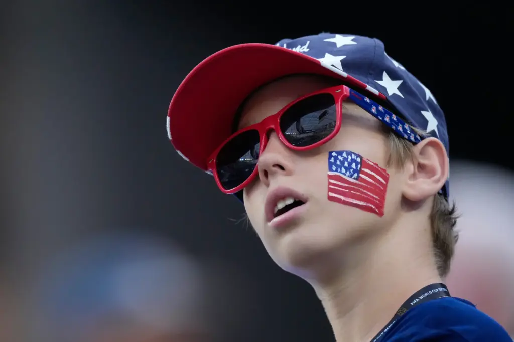 A fan of the United States waits for the start...