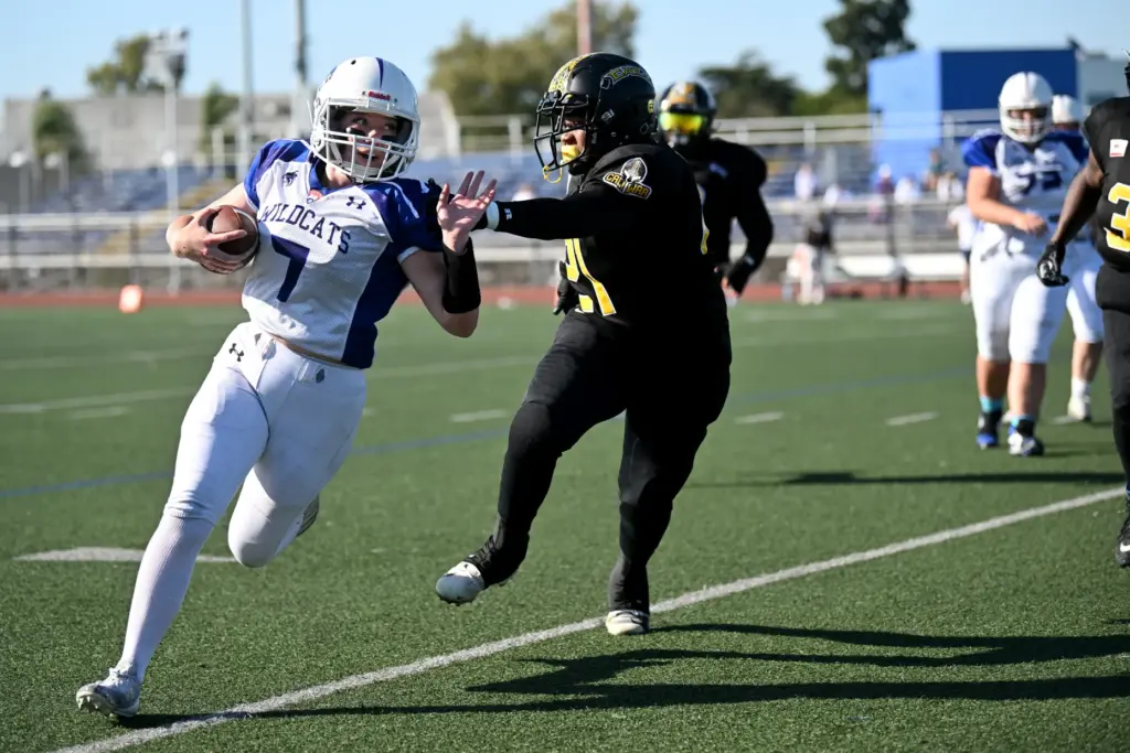 Salt Lake Wildcatsâ Laura Goetz (7) carries against Cali War...