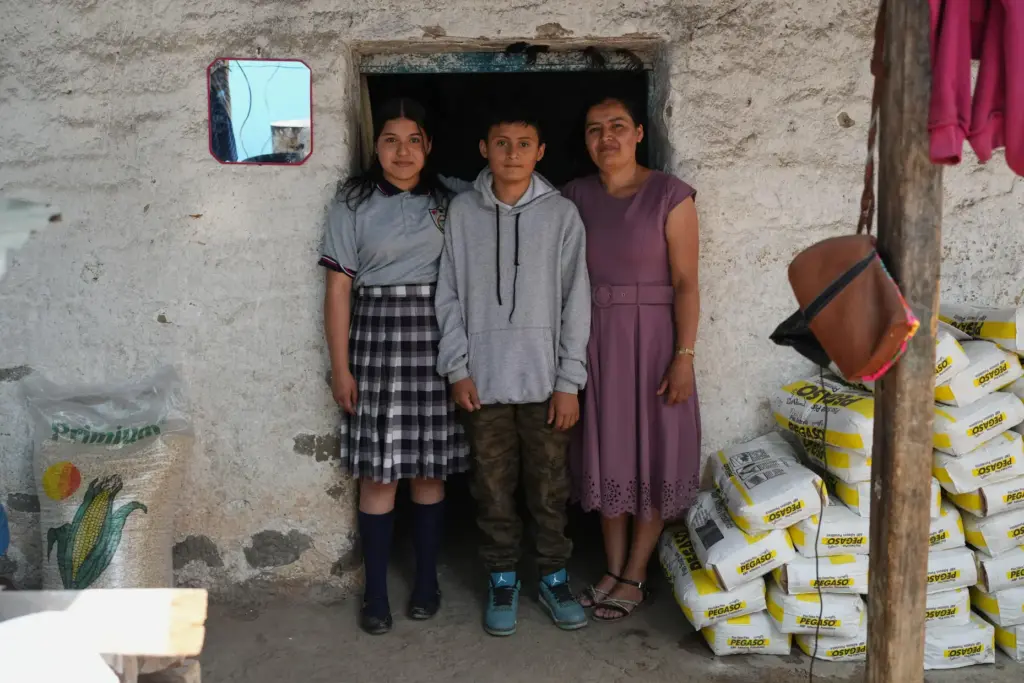 Mirsy Maricela Alva López, right, and her children, Ederson, center,...
