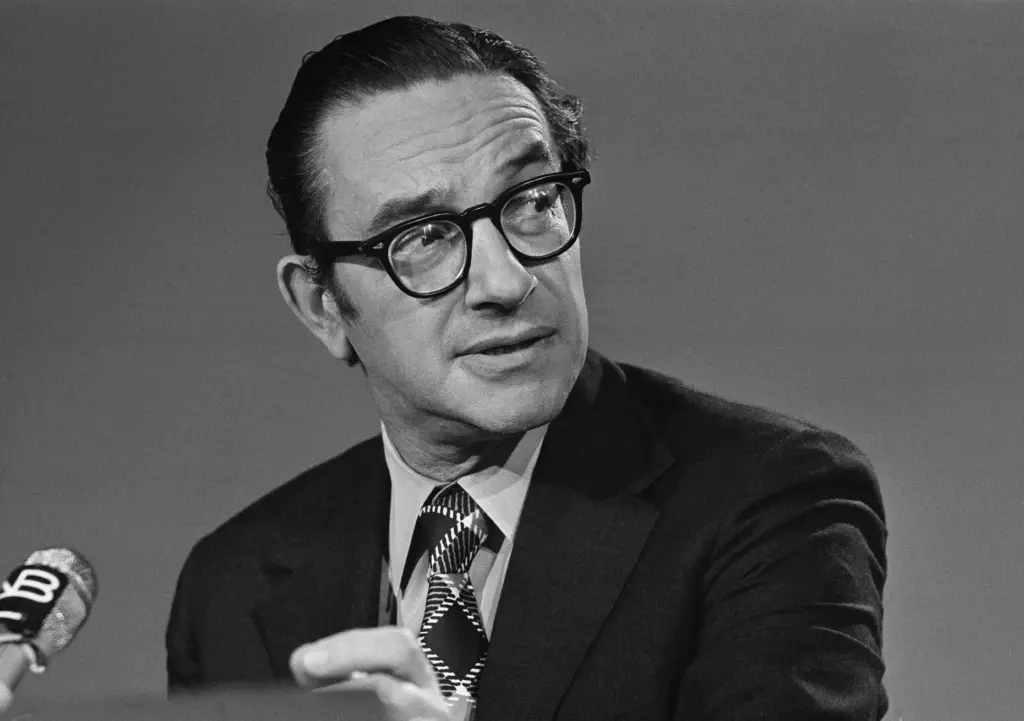 Alan Greenspan, chairman of the Council of Economic Advisers, chats with reporters.