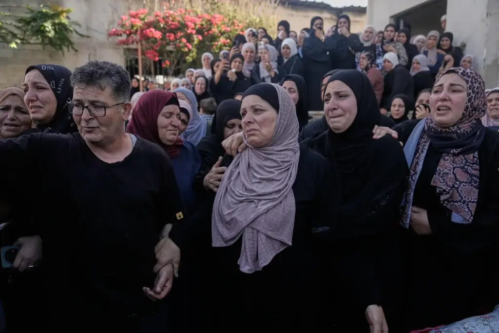 Mourners take the last look at the body of Palestinian Imad Haroun Ishtayeh.