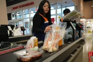 Retail sales up 0.9% in May from April as warm weather and cooling gas prices enticed spending