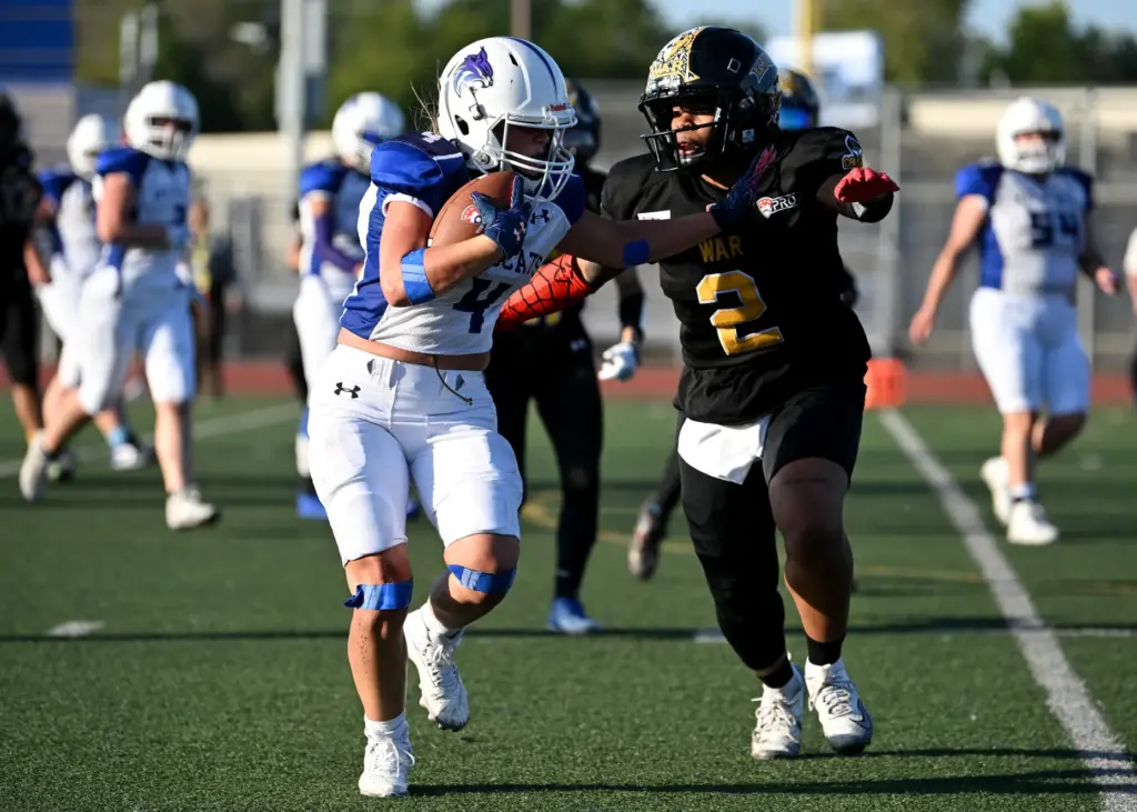 Cali War defensive back Sonfre Roberson goes to tackle the...