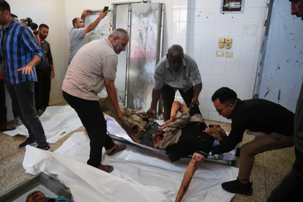 EDS NOTE: GRAPHIC CONTENT – Palestinians carry the body of...