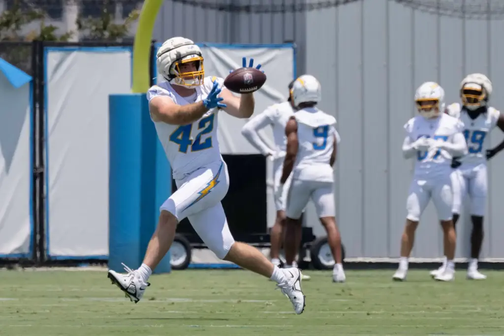 Chargers tight end Johnny Pascuzzi catches a pass during a...