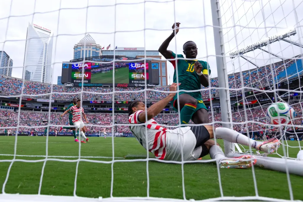 Senegal forward Sadio ManÃ© (10) scores against United States defender...
