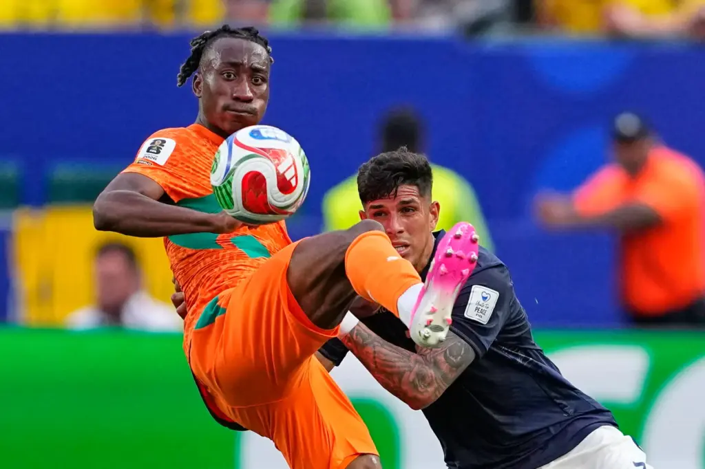 Ivory Coast’s Yan Diomande, left, and Ecuador’s Piero Hincapie battle...