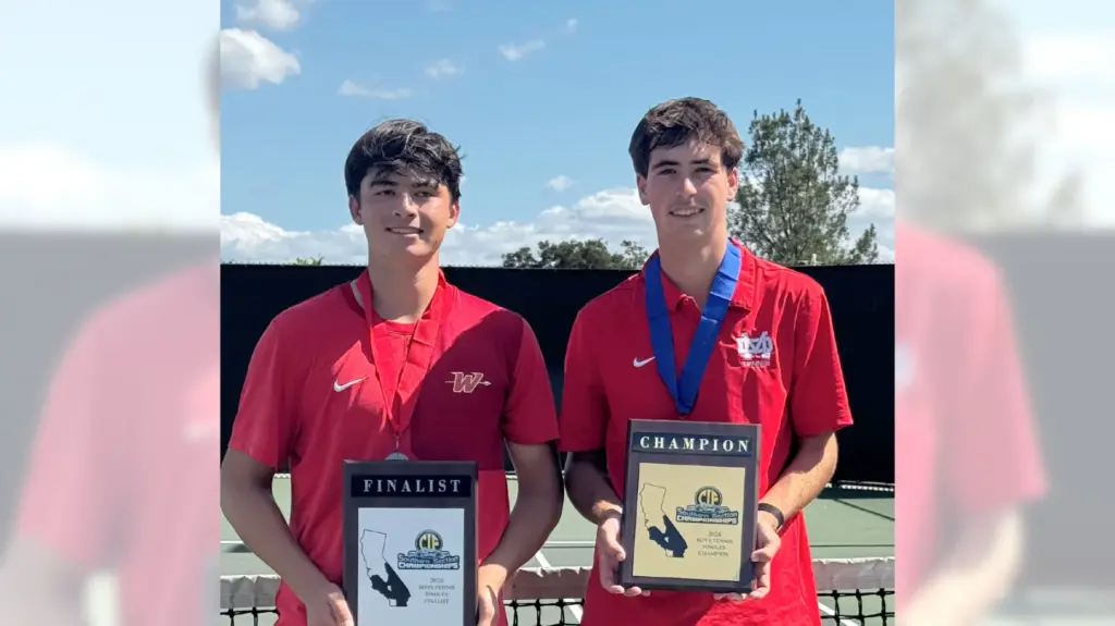 Mater Dei’s Matteo Huarte, right, defeated Woodbridge’s Brady Tallakson, left,...