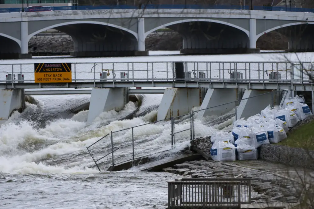 The Cheboygan dam operates.