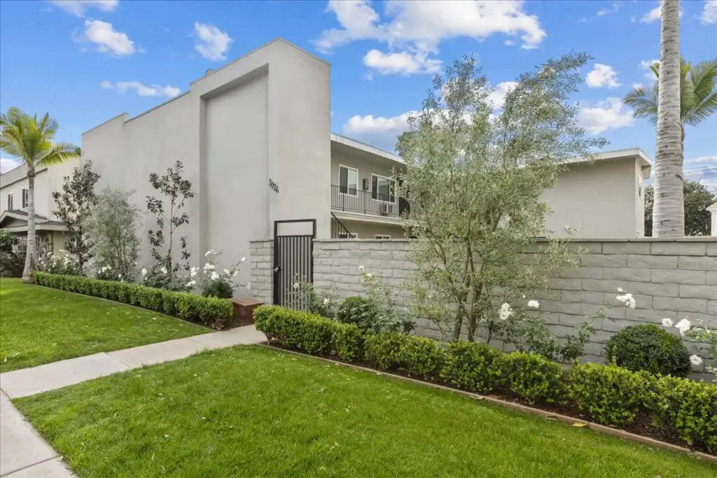 This six-unit apartment complex in Fullerton recently sold for $2...