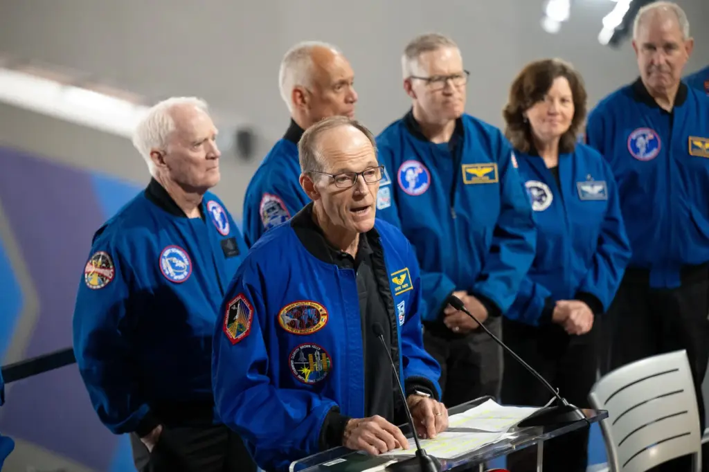 Former astronaut Steve Smith talks about âAstronauts for America at...
