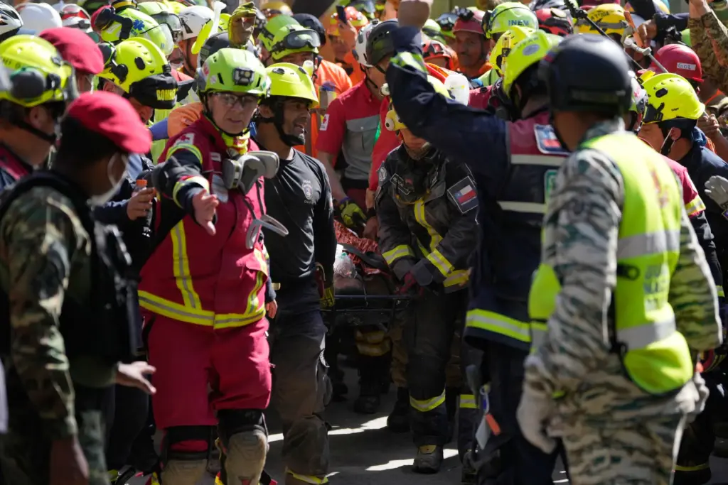 Rescue workers carry HernÃ¡n Alberto Gil Flores Gil.