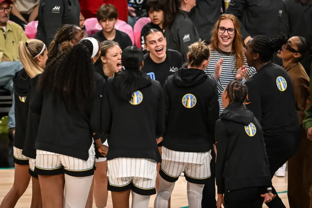 Chicago Sky rookie Gabriela Jaquez, center, gets ready for a...