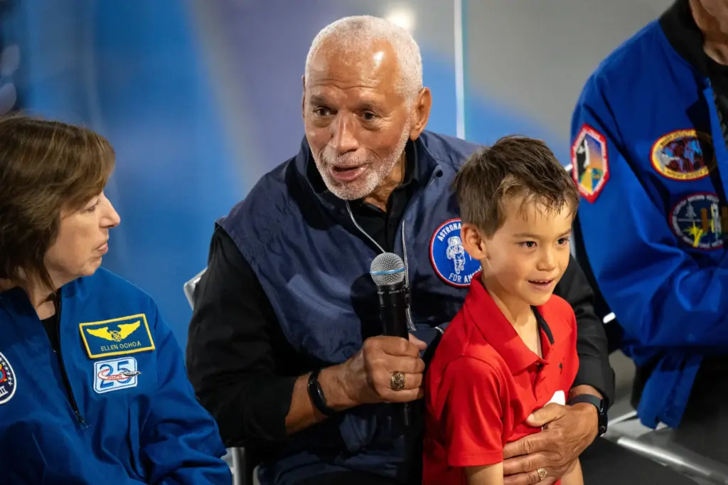 Former astronaut Charlie Bolden talks about âAstronauts for Americaâ to...