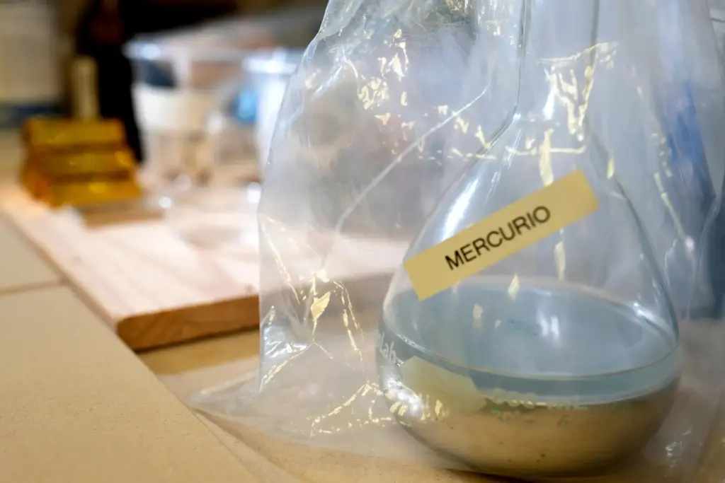 A laboratory container labeled mercury is visible at the National Institute of Criminalistics.
