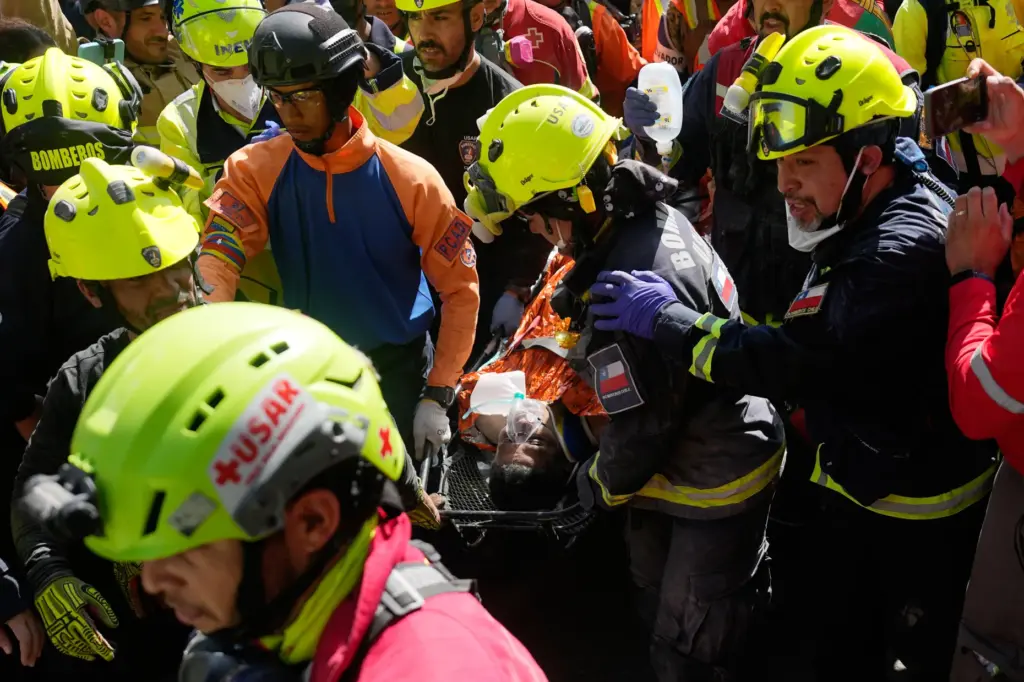 Rescue workers carry HernÃ¡n Alberto Gil Flores Gil.