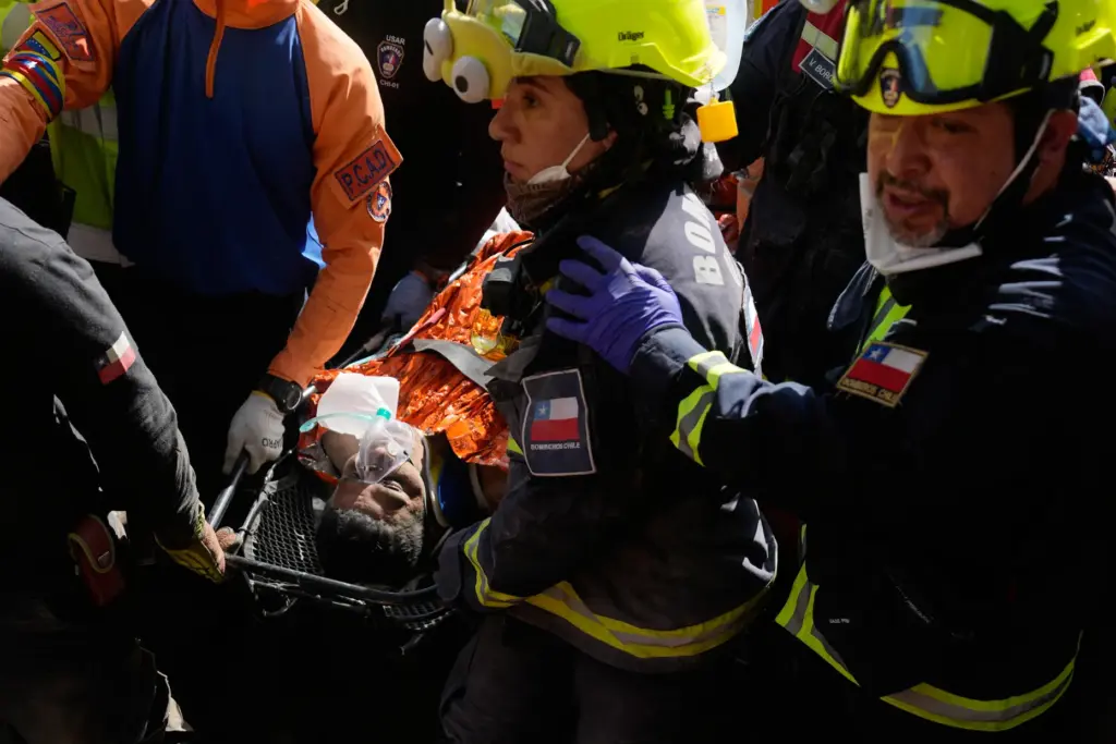 Chilean rescue workers carry HernÃ¡n Alberto Gil Flores.