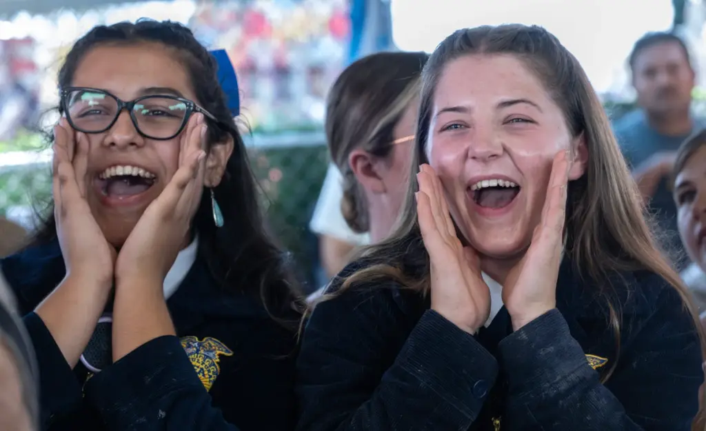 Kamren Hofta, left, and Annika Federoff, cheer for their La...