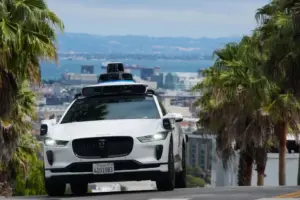 Waymo car delivers misbehaving teen passengers to police