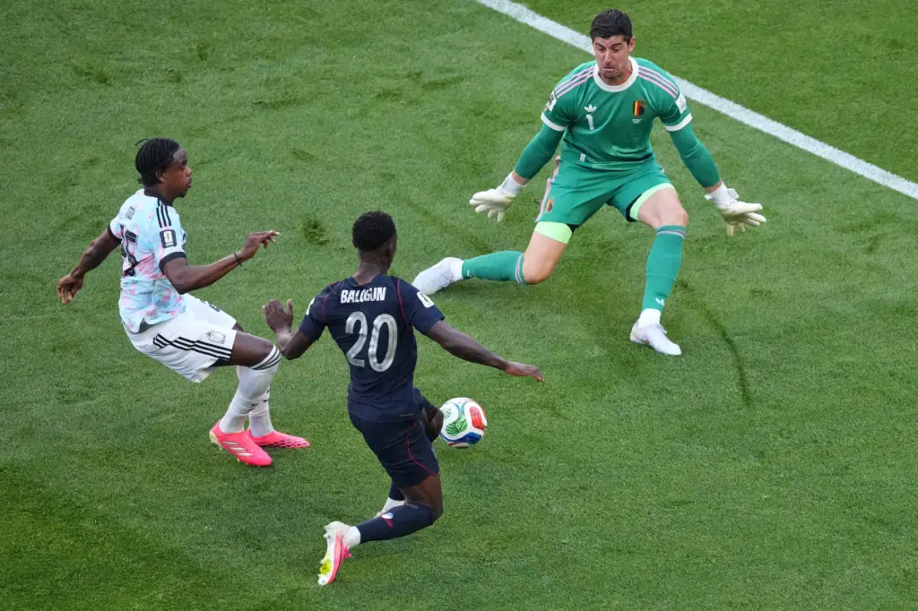 Belgium goalkeeper Thibaut Courtois (1) closes down United States’ Folarin...