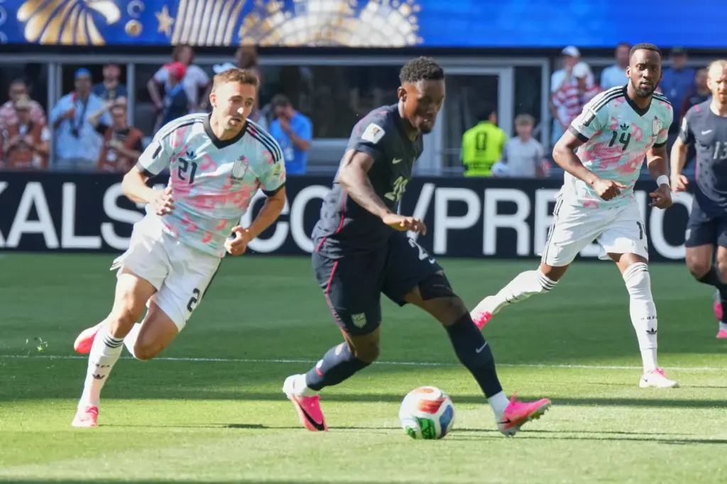 United States’ Folarin Balogun (20) moves the ball against Belgium’s...