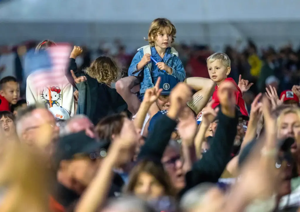 Kids dance on parentsâ shoulders to the 80âs rock covers...