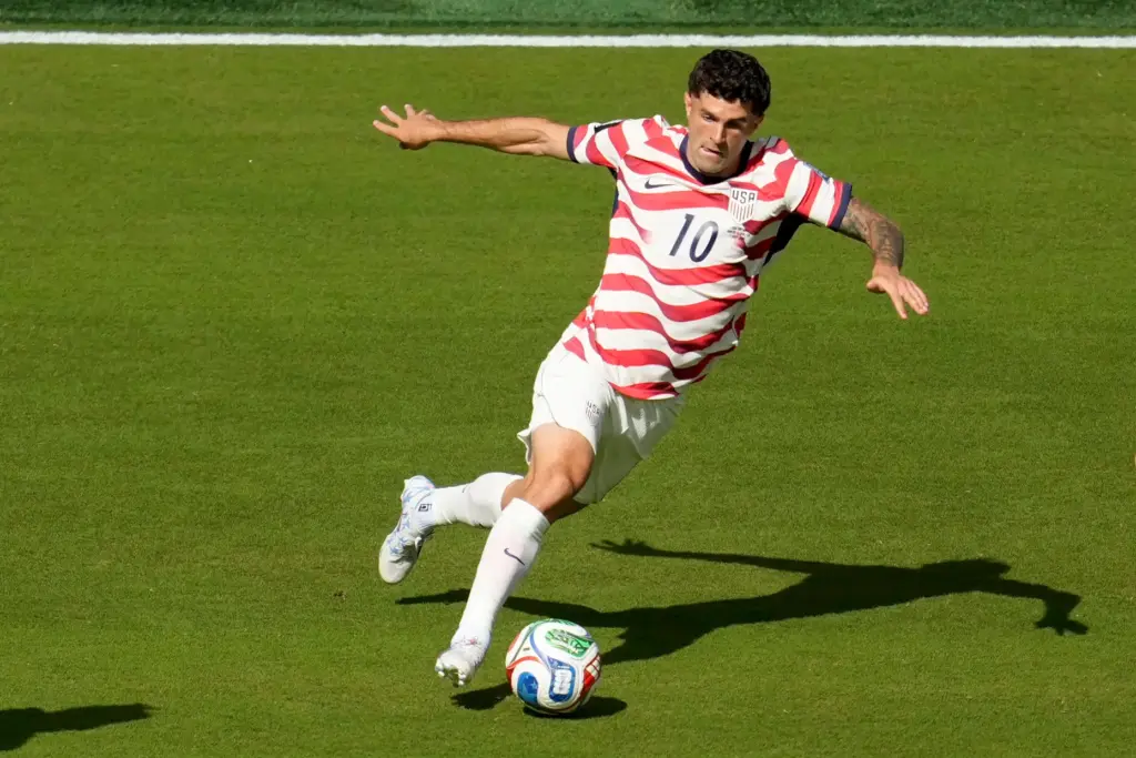 The United States’ Christian Pulisic (10) plays the ball during...