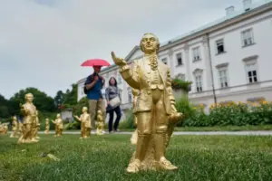 A horde of golden mini-Mozarts marks 270 years since the composer’s birth in Salzburg